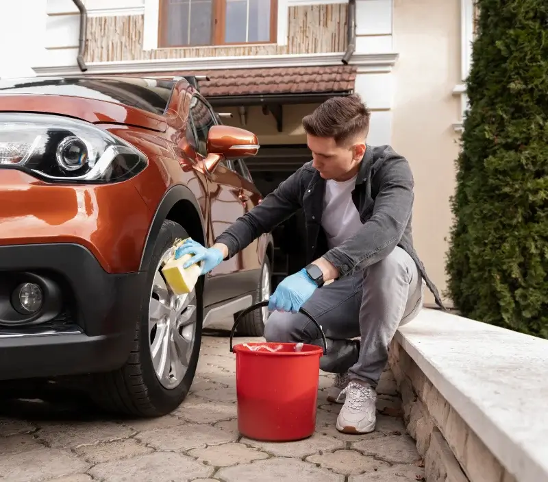 Lavage auto à domicile Saint-Martin-de-Sanzay : professionnel intervenant sur un véhicule